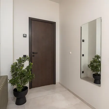 Spacious And Modern Centre Deluxe Entire Flat For Business And Apartment